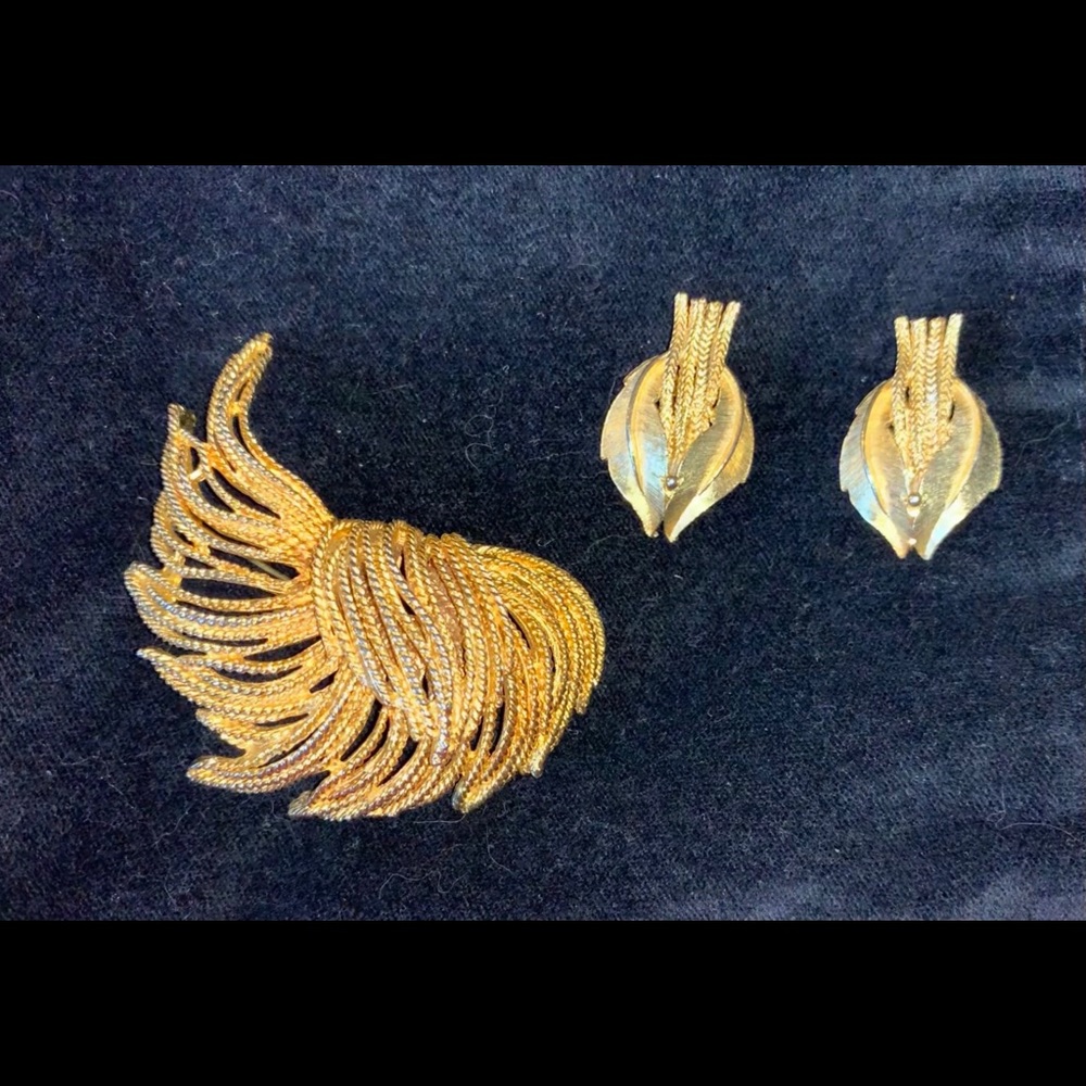 Vintage Authentic Stamped BSK Brooch and Earrings Golden Swinging Rope Wing.